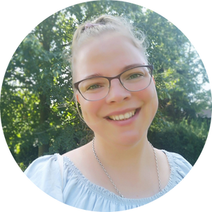 Maggie Moldenhauer, Gründerin von Maggie Made – lächelnd im Grünen, mit Brille und hellblauer Bluse